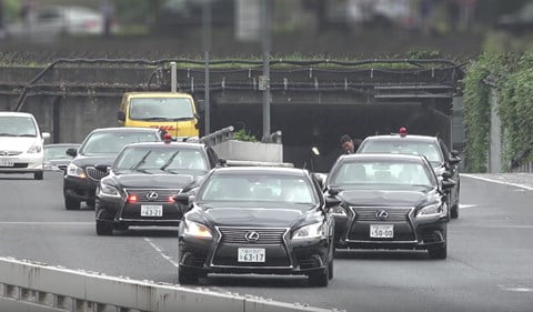 Đoàn xe Lexus LS 600h L chở Thủ tướng Nhật Bản Shinzo Abe.