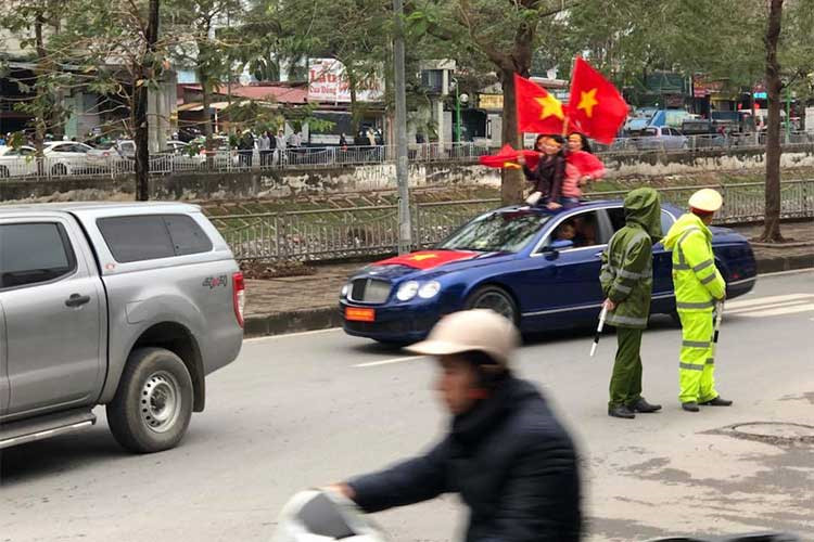 Đại gia lôi dàn siêu xe hơn 45 tỷ đón U23 Việt Nam 10