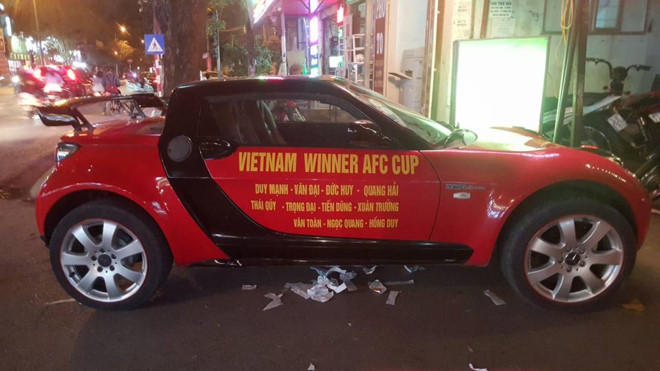 Các siêu xe thi nhau “thay áo” Quốc kỳ cổ vũ cho trận chung kết U23 Việt Nam 7