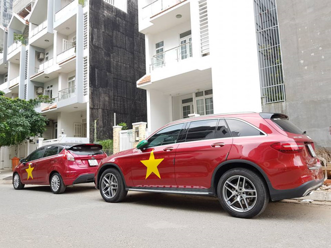 Các siêu xe thi nhau “thay áo” Quốc kỳ cổ vũ cho trận chung kết U23 Việt Nam 1