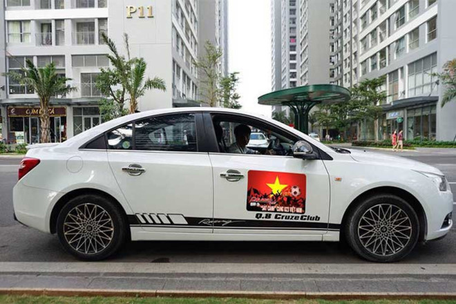 Các siêu xe thi nhau “thay áo” Quốc kỳ cổ vũ cho trận chung kết U23 Việt Nam 2