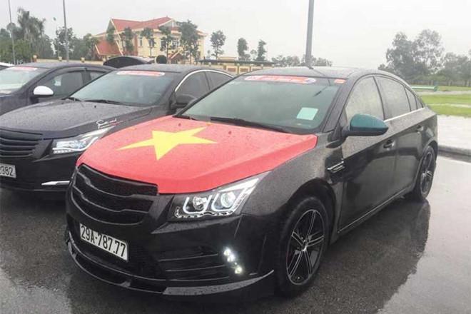 Các siêu xe thi nhau “thay áo” Quốc kỳ cổ vũ cho trận chung kết U23 Việt Nam 5