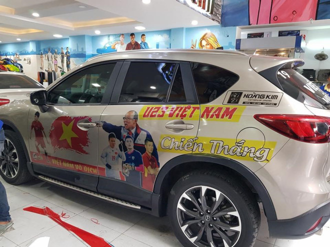 Các siêu xe thi nhau “thay áo” Quốc kỳ cổ vũ cho trận chung kết U23 Việt Nam 6