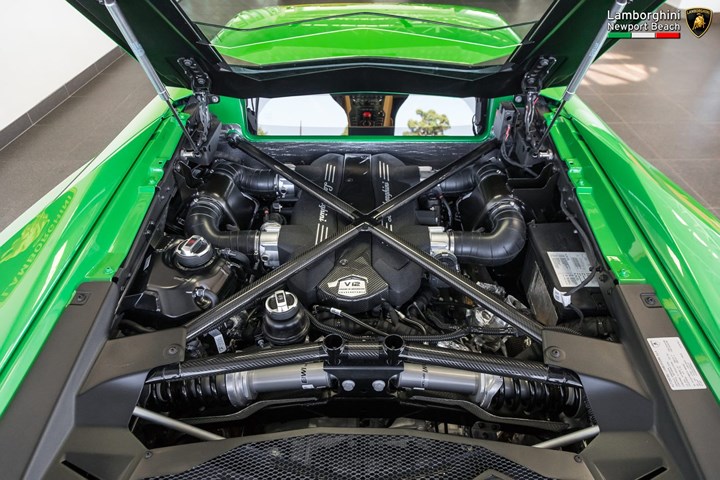 Cận cảnh Lamborghini Aventador SV mang màu sơn hoài cổ của Miura 14