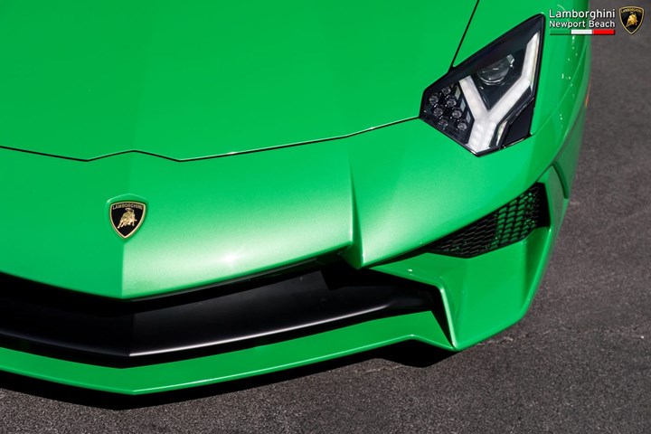 Cận cảnh Lamborghini Aventador SV mang màu sơn hoài cổ của Miura 3