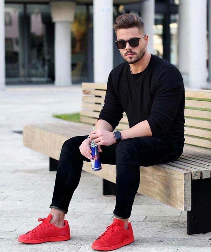 giày thể thao nam màu đỏ phối với đồ màu đen