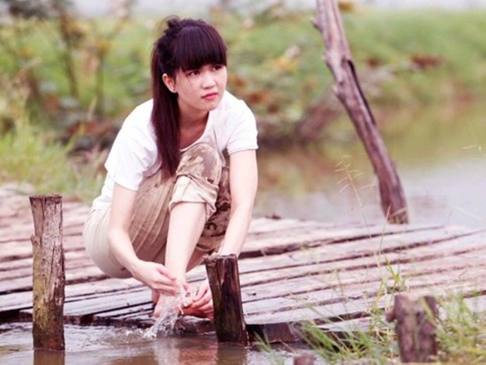 Nhan sắc nóng bỏng khác xa trên phim của những gái quê nổi tiếng bậc nhất màn ảnh Việt